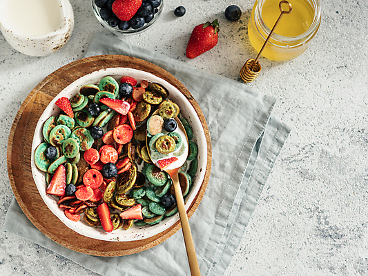 포토 JPG 해외이미지 음식 디저트 요리 사람없음 숟가락 우유 튀김 신선 사발 시리얼 완두콩 건강식 팬케이크 카피스페이스 해외202105 해외포토 유제품 콩 수저 케이크 공백 사기그릇 파일형식