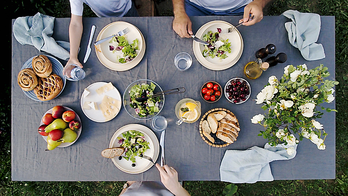 포토 JPG 해외이미지 백인 접시 여자 남자 어린이 음식 채소 가족 탁자 치즈 건강 사람 앉기 잔디 야외 장식 세명 뷰티 소풍 축제 샐러드 모임 신선 스타일 비건 해외202105 해외포토 서양인 식물 식기 가구 관계 모션 유제품 야외활동 채식주의자 파일형식