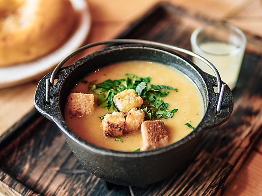 포토 JPG 해외이미지 접시 음식 빵 채소 오렌지 가지 파슬리 건강 요리 사람없음 노란색 당근 사발 수프 크림 주키니 크루통 비건 해외202105 해외포토 식기 컬러 과일 뿌리채소 사기그릇 채식주의자 파일형식