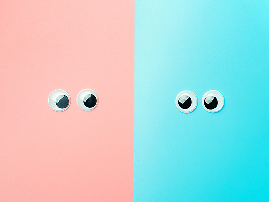 포토 JPG 해외이미지 응시 실내 사람없음 파란배경 눈모형 분홍색배경 해외202105 해외포토 시선 분홍색 백그라운드 내부 파란색 모형 파일형식