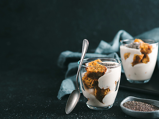 포토 JPG 해외이미지 음식 오렌지 탁자 디저트 건강 씨앗 사람없음 케이크 검은색 당근 빵집 우유 아기 달콤 굽기 크림 채식 토핑 푸딩 무스 바닐라 스터핑 커스터드 크림치즈 프랄린 티라미수 카피스페이스 리코타치즈 해외202105 해외포토 식물 컬러 가구 과일 치즈 유제품 뿌리채소 사람 상점 공백 맛 구이 파일형식