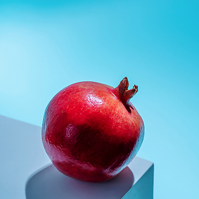 포토 JPG 해외이미지 음식 과일 사람없음 농작물 신선 받침대 레이아웃 파란배경 채식 석류 가넷 지휘대 카피스페이스 해외202105 해외포토 백그라운드 농업 파란색 공백 보석 파일형식