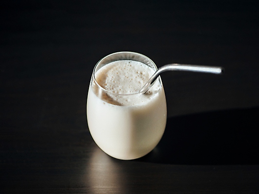 포토 JPG 해외이미지 음료 음식 검은배경 건강 사람없음 다이어리 거품 우유 신선 칵테일 떨어짐 큼 밀짚 요거트 쉐이크 떨림 단백질 해외202105 해외포토 백그라운드 컨셉 모션 유제품 주류 사무용품 검은색 짚 크기 영양소 파일형식