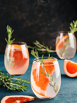 포토 JPG 해외이미지 잔 실내 사람없음 아웃포커스 자몽 파란배경 로즈메리 과일조각 자몽에이드 자몽주스 해외202105 해외포토 식기 조각 백그라운드 과일 촬영기법 내부 파란색 과일주스 허브 에이드 파일형식