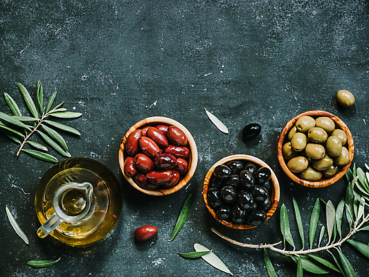 포토 JPG 해외이미지 음식 분홍색 잎 채소 회색배경 종류 사람없음 검은색 회색 신선 사발 변화 올리브 절임 카피스페이스 해외202105 해외포토 식물 열매 컬러 백그라운드 컨셉 공백 사기그릇 파일형식