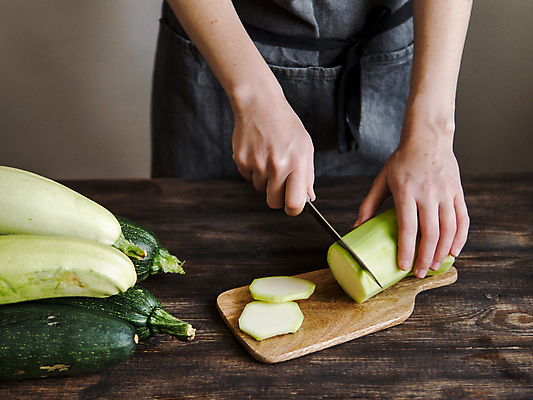 포토 JPG 해외이미지 라이프스타일 여자 음식 채소 탁자 건강 한명 농장 성장 신선 칼 농부 오브젝트 슬라이스 바이오 주키니 주키니호박 해외202105 해외포토 직업 1 가구 농업 사람 생활 파일형식