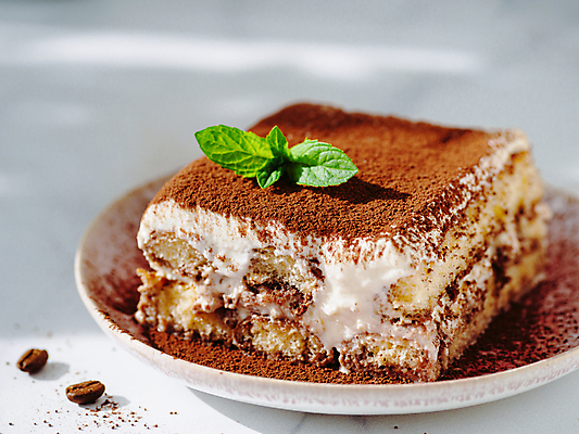 포토 JPG 해외이미지 커피 음식 조각 디저트 치즈 요리 사람없음 햇빛 과자 케이크 초콜릿 빵집 신선 달콤 가루 굽기 민트 크림 코코아 크림치즈 휘핑크림 티라미수 해외202105 해외포토 음료 유제품 태양 상점 맛 구이 허브 휘핑 파일형식