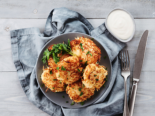 포토 JPG 해외이미지 접시 음식 채소 탁자 감자 파슬리 요리 사람없음 식당 튀김 플랫 굽기 크림 채식 팬케이크 카피스페이스 해외202105 해외포토 식기 가구 케이크 상점 공백 구이 파일형식