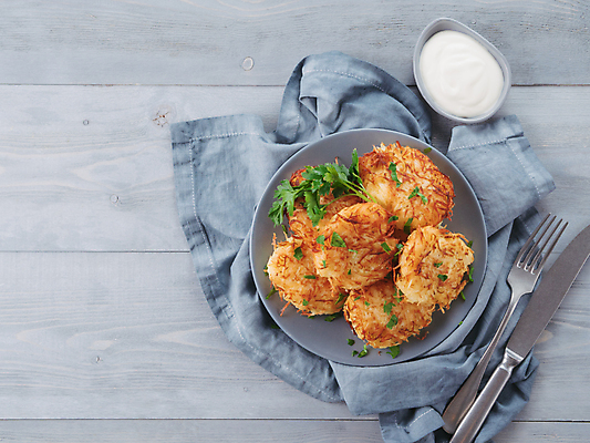 포토 JPG 해외이미지 접시 음식 채소 탁자 감자 파슬리 요리 사람없음 식당 튀김 플랫 굽기 크림 채식 팬케이크 카피스페이스 해외202105 해외포토 식기 가구 케이크 상점 공백 구이 파일형식