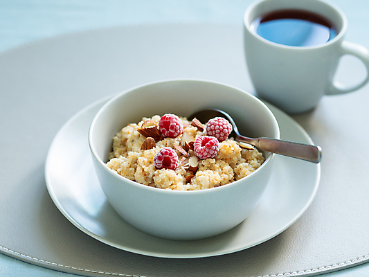 포토 JPG 해외이미지 음식 탁자 건강 요리 사람없음 우유 견과류 식탁보 사발 달콤 시리얼 준비 산딸기 아몬드 단백질 퀴노아 카피스페이스 슈퍼푸드 비건 해외202105 해외포토 가구 과일 유제품 곡류 공백 사기그릇 맛 건강식품 영양소 채식주의자 파일형식