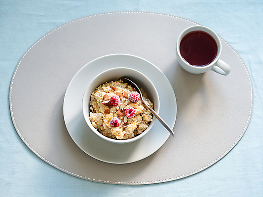 포토 JPG 해외이미지 음식 탁자 건강 요리 사람없음 우유 견과류 식탁보 사발 달콤 시리얼 준비 산딸기 아몬드 단백질 퀴노아 카피스페이스 슈퍼푸드 미니멀리스트 비건 해외202105 해외포토 가구 과일 유제품 곡류 공백 사기그릇 맛 건강식품 영양소 채식주의자 파일형식