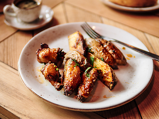 포토 JPG 해외이미지 접시 음식 조각 날개 감자 육류 돼지고기 사람없음 식당 치킨 소고기 오스트리아 굽기 허브 가득함 삶기 해외202105 해외포토 식물 식기 유럽 채소 식재료 상점 구이 닭고기요리 파일형식