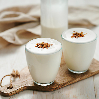 포토 JPG 해외이미지 잔 실내 사람없음 아웃포커스 요거트 나무도마 뮤즐리 나무배경 해외202105 해외포토 식기 백그라운드 유제품 도마 촬영기법 내부 목재 파일형식