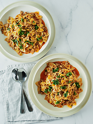 포토 JPG 해외이미지 접시 토마토 파스타 육류 사람없음 신선 플랫 냄비 심플 대리석 파르팔레 해외202105 해외포토 식기 채소 식재료 재료 서양음식 솥 파스타면 파일형식