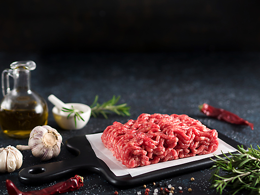 포토 JPG 해외이미지 음식 식재료 검은배경 실내 마늘 생고기 사람없음 소고기 신선 로즈메리 다진고기 마블링 종이호일 해외202105 해외포토 백그라운드 채소 육류 내부 검은색 허브 파일형식