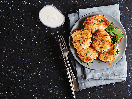 포토 JPG 해외이미지 접시 음식 채소 탁자 감자 파슬리 요리 사람없음 식당 튀김 플랫 굽기 크림 채식 팬케이크 카피스페이스 해외202105 해외포토 식기 가구 케이크 상점 공백 구이 파일형식