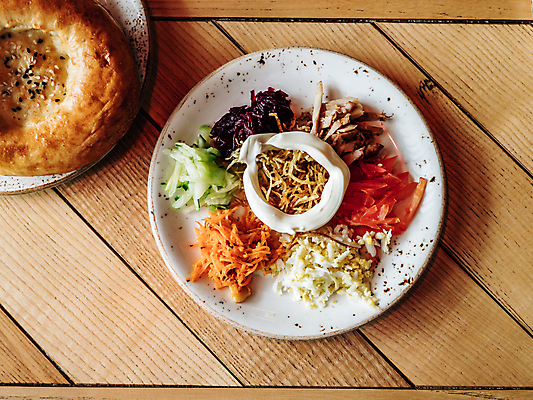 포토 JPG 해외이미지 토마토 오이 요리 사람없음 당근 샐러드 달 사발 슛 아르메니아 스타일 해외202105 해외포토 자연요소 음식 채소 뿌리채소 사기그릇 파일형식