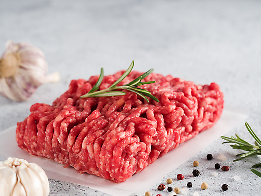 포토 JPG 해외이미지 음식 식재료 실내 마늘 생고기 사람없음 소고기 신선 허브 흰배경 후추 로즈메리 다진고기 마블링 종이호일 해외202105 해외포토 식물 백그라운드 채소 육류 내부 흰색 향신료 파일형식