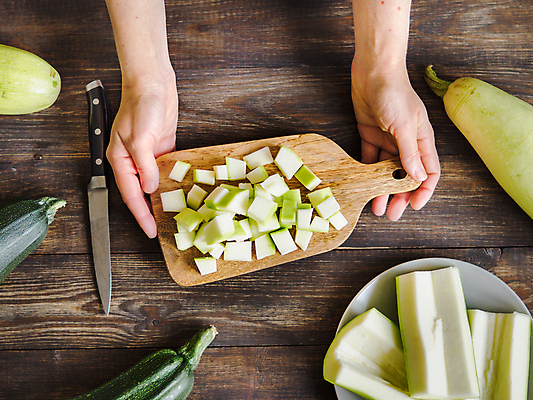 포토 JPG 해외이미지 라이프스타일 여자 음식 채소 탁자 건강 한명 농장 성장 신선 플랫 칼 농부 큐브 오브젝트 슬라이스 바이오 주키니 주키니호박 해외202105 해외포토 직업 1 가구 농업 사람 생활 파일형식