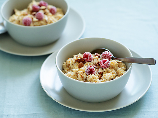 포토 JPG 해외이미지 음식 탁자 건강 요리 사람없음 우유 견과류 사발 달콤 시리얼 준비 산딸기 아몬드 단백질 퀴노아 슈퍼푸드 비건 해외202105 해외포토 가구 과일 유제품 곡류 사기그릇 맛 건강식품 영양소 채식주의자 파일형식