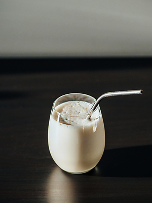 포토 JPG 해외이미지 잔 한잔 실내 사람없음 단백질 밀크쉐이크 단백질쉐이크 스테인레스빨대 해외202105 해외포토 1 식기 빨대 내부 쉐이크 영양소 파일형식