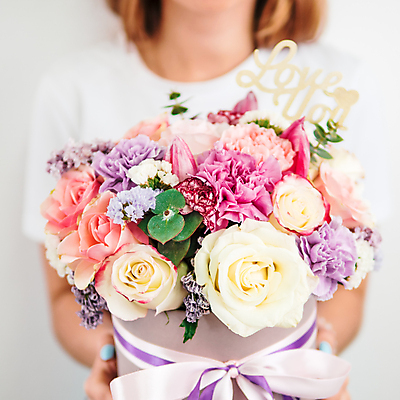 포토 JPG 해외이미지 백인 여자 꽃 리본 꽃다발 실내 사랑 한명 들기 상반신 성인 앞모습 장미 흰배경 성인여자한명만 데코픽 해외202105 해외포토 서양인 식물 1 감정 뷰포인트 백그라운드 모션 사람 내부 흰색 파티용품 여자한명만 성인여자만 파일형식