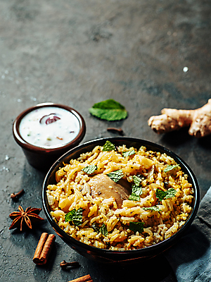 포토 JPG 해외이미지 접시 밥 육류 요리 사람없음 노란색 식당 치킨 큼 향신료 매움 카레 요거트 마살라 카피스페이스 해외202105 해외포토 식기 음식 컬러 식재료 유제품 상점 공백 맛 크기 닭고기요리 향미료 파일형식