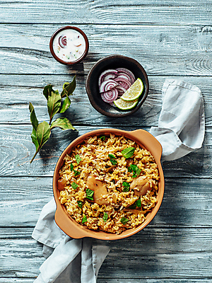 포토 JPG 해외이미지 접시 밥 육류 요리 사람없음 노란색 식당 치킨 회색 향신료 매움 카레 요거트 마살라 카피스페이스 나무배경 해외202105 해외포토 식기 음식 컬러 백그라운드 식재료 유제품 상점 공백 맛 닭고기요리 향미료 파일형식