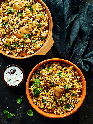 포토 JPG 해외이미지 접시 밥 육류 요리 사람없음 노란색 식당 치킨 큼 향신료 매움 카레 요거트 마살라 해외202105 해외포토 식기 음식 컬러 식재료 유제품 상점 맛 크기 닭고기요리 향미료 파일형식