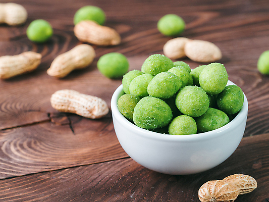 포토 JPG 해외이미지 그릇 열매 실내 사람없음 아웃포커스 쌓기 담기 땅콩 나무배경 해외202105 해외포토 식물 식기 백그라운드 모션 촬영기법 내부 견과류 파일형식