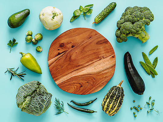 포토 JPG 해외이미지 호박 가지 오이 실내 파슬리 사람없음 하이앵글 브로콜리 완두콩 양배추 파란배경 바질 로즈메리 아보카도 녹색배경 나무받침 딜 브뤼셀 해외202105 해외포토 뷰포인트 백그라운드 채소 과일 콩 내부 목재 초록색 파란색 허브 받침대 파일형식