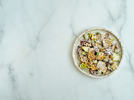 포토 JPG 해외이미지 접시 음식 채소 과일 포도 건강 육류 요리 사람없음 치킨 샐러드 견과류 신선 사과 옷입기 대리석 마요네즈 카피스페이스 해외202105 해외포토 식기 식재료 재료 모션 공백 소스_음식 닭고기요리 파일형식