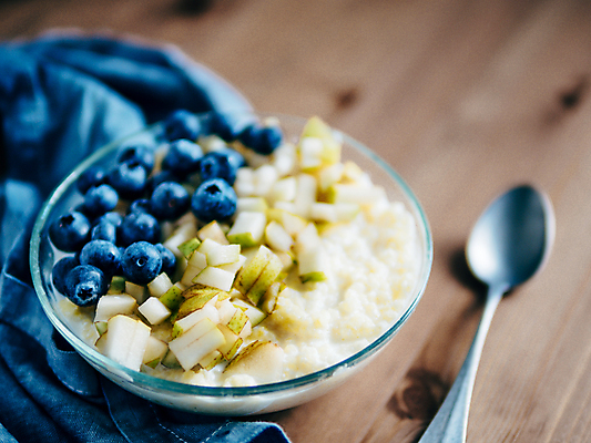 포토 JPG 해외이미지 접시 어린이 음식 과일 탁자 건강 요리 사람없음 노란색 숟가락 우유 아기 사발 달콤 시리얼 블루베리 카피스페이스 해외202105 해외포토 식기 컬러 가구 유제품 수저 사람 공백 사기그릇 맛 파일형식