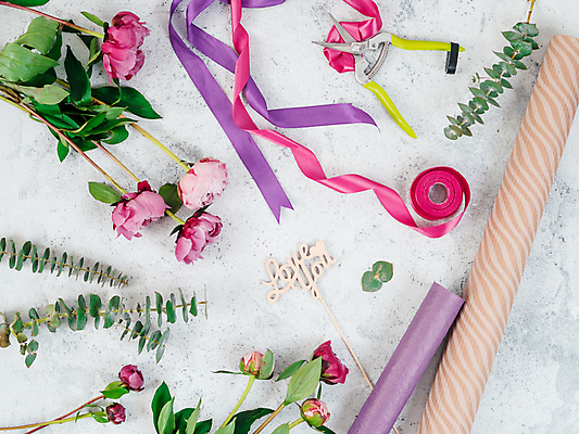 포토 JPG 해외이미지 꽃 리본 포장 실내 사람없음 하이앵글 포장지 흰배경 펜치 유칼립투스 작약 포장소품 데코픽 해외202105 해외포토 식물 뷰포인트 백그라운드 내부 흰색 공구 오브젝트 파티용품 포장재료 파일형식