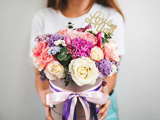 포토 JPG 해외이미지 백인 여자 리본 꽃다발 실내 사랑 한명 들기 상반신 성인 앞모습 장미 흰배경 성인여자한명만 데코픽 해외202105 해외포토 서양인 1 꽃 감정 뷰포인트 백그라운드 모션 사람 내부 흰색 파티용품 여자한명만 성인여자만 파일형식