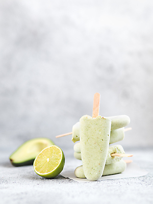 포토 JPG 해외이미지 회색배경 단면 아이스크림 실내 사람없음 쌓기 달콤 라임 아보카도 막대아이스크림 종이호일 해외202105 해외포토 백그라운드 과일 모션 디저트 내부 회색 맛 파일형식