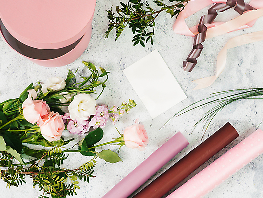 포토 JPG 해외이미지 리본 종이 잎 실내 사람없음 상자 하이앵글 장미 포장지 흰배경 포장소품 해외202105 해외포토 식물 꽃 뷰포인트 백그라운드 포장 내부 흰색 오브젝트 포장재료 파일형식