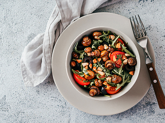 포토 JPG 해외이미지 접시 음식 토마토 채소 방울토마토 건강 사람없음 식당 버섯 샐러드 회색 견과류 로켓 신선 플랫 방향 올리브 건강식 루꼴라 짠맛 카피스페이스 해외202105 비건음식 해외포토 식기 열매 컬러 상점 공백 맛 파일형식 비건