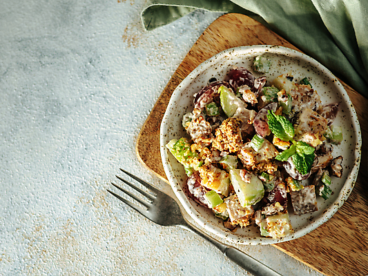 포토 JPG 해외이미지 접시 음식 채소 과일 포도 건강 육류 요리 사람없음 치킨 샐러드 견과류 신선 사과 냅킨 옷입기 마요네즈 카피스페이스 해외202105 해외포토 식기 식재료 모션 공백 소스_음식 닭고기요리 파일형식