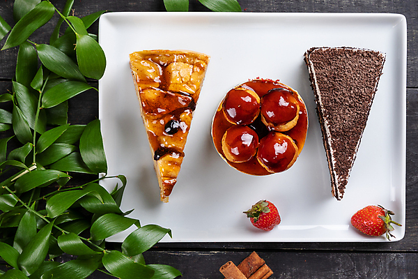 포토 JPG 해외이미지 음식 잎 과일 재료 탁자 딸기 디저트 사람없음 노란색 케이크 초콜릿 사과 꿀 시나몬 해외202105 해외포토 식물 컬러 가구 파일형식