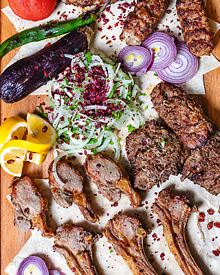 포토 JPG 해외이미지 토마토 채소 양파 파슬리 육류 요리 사람없음 식당 샐러드 소고기 튀김 소 바비큐 미트볼 후추 케밥 해외202105 튀르키예 해외포토 아시아 음식 식재료 포유류 상점 향신료 파일형식