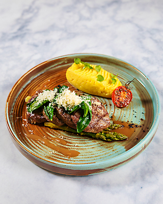 포토 JPG 해외이미지 접시 음식 토마토 탁자 육류 스테이크 요리 사람없음 빛 식당 식사 소고기 양념 메뉴 후추 등심 해외202105 해외포토 식기 가구 채소 식재료 서양음식 상점 향신료 파일형식