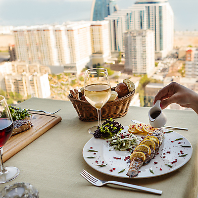 포토 JPG 해외이미지 접시 음식 탁자 어류 요리 사람없음 옆모습 주방 식당 와인 식사 바 스페인 강의 화이트와인 참치 레몬 연어 뷔페 타파스 해외202105 해외포토 식기 유럽 뷰포인트 가구 과일 주류 상점 수중동물 애피타이저 파일형식