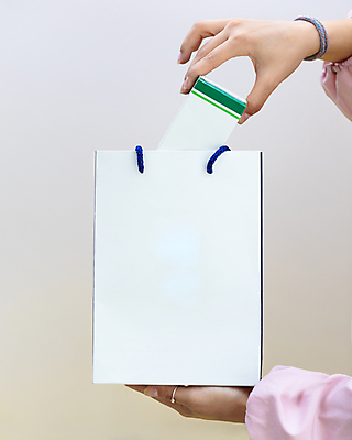 포토 JPG 해외이미지 라이프스타일 가방 선물 사람없음 쇼핑백 판매 청바지 센터 쇼핑몰 고객 심볼 적재 넣기 쇼퍼홀릭 해외202105 해외포토 잡화 바지 모션 생활 파일형식 하의 옷
