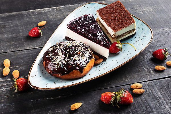 포토 JPG 해외이미지 백인 음식 딸기 디저트 동양인 사람없음 케이크 초콜릿 대접 도넛 블로그 티라미수 프로스팅 해외202105 해외포토 서양인 과일 인종 제빵 파일형식