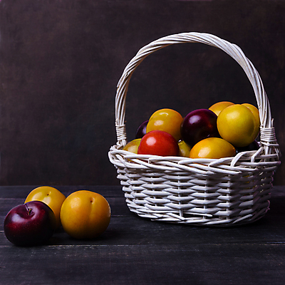 포토 JPG 해외이미지 식물 음식 재료 탁자 디저트 사람없음 바구니 주스 비타민 자두 해외202105 해외포토 음료 가구 과일 영양소 파일형식