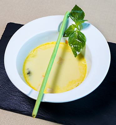 포토 JPG 해외이미지 접시 음식 채소 실내 마늘 사람없음 숟가락 식사 당근 소시지 수프 브로콜리 냅킨 시금치 주키니호박 캐서롤 해외202105 해외포토 식기 뿌리채소 수저 내부 용기_그릇 가공식품 파일형식