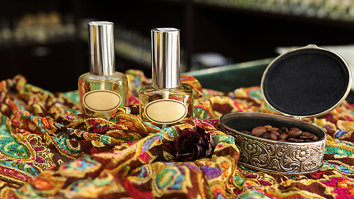 포토 JPG 해외이미지 커피 사람없음 화장품 낭만 커튼 향수 향기 냄새 분무기 스타일 세련 해외202105 해외포토 음료 컨셉 뷰티 파일형식