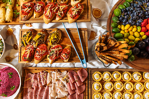 포토 JPG 해외이미지 식기 접시 음식 포크 토마토 탁자 밥 콩 감자 스테이크 사람없음 주방 식당 식사 당근 샐러드 소고기 소시지 상추 바비큐 올리브 해외202105 해외포토 열매 가구 채소 곡류 뿌리채소 서양음식 육류 상점 가공식품 파일형식