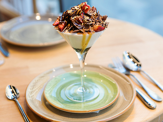 포토 JPG 해외이미지 접시 유리 탁자 아이스크림 디저트 사람없음 숟가락 얼음 우유 견과류 대접 서빙 젤라또 개암 해외202105 해외포토 자연요소 식기 열매 음식 가구 재질 유제품 수저 파일형식